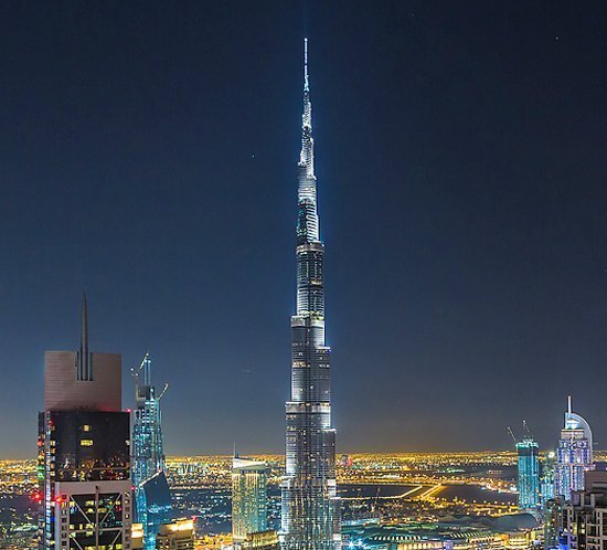 El sistema de iluminación de xenón de alta intensidad FTB 205 se encuentra sobre Burj Khalifa, Dubai, EAU