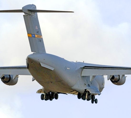 La Fuerza Aérea de los Estados Unidos utiliza el sistema de iluminación de aproximación FTS 830 en la Base Aérea de Kadena, Okinawa, Japón