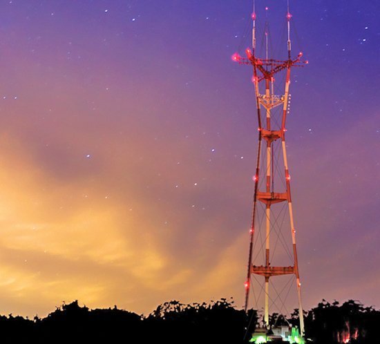 Las luces estroboscópicas de xenón FTB 225 de alta intensidad protegen el espacio aéreo en Sutro Broadcast Tower, San Francisco