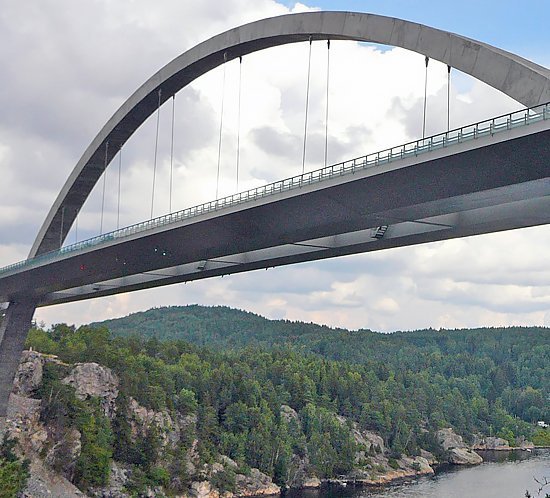 Système d'éclairage au xénon à haute intensité FTB 205 sur le pont Svinesund entre la Norvège et la Suède