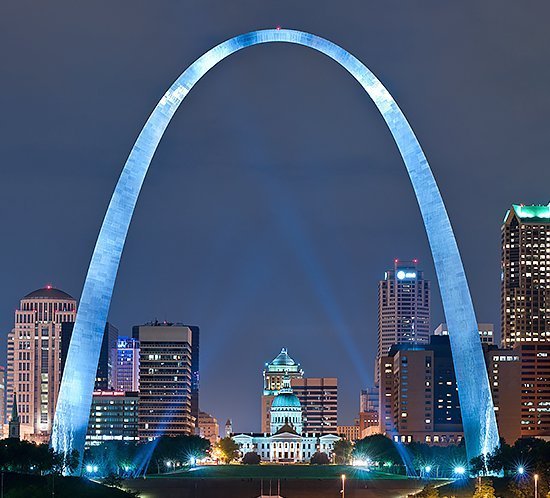 El sistema LED FTS 360i L-864 se encuentra encima del Gateway Arch en St. Louis, Missouri