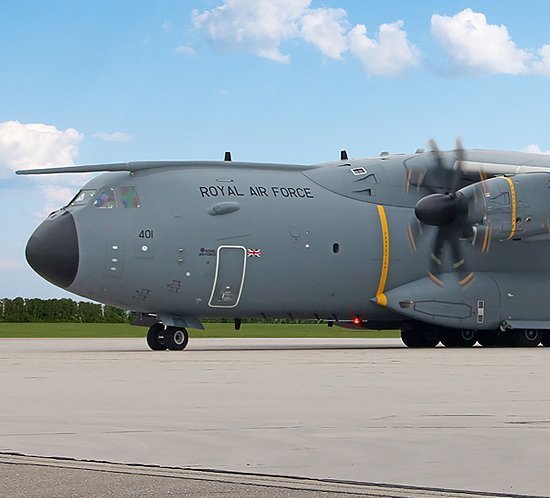 La British Royal Air Force utilise des feux d'approche de piste FTS 800 à RAF Mildenhall