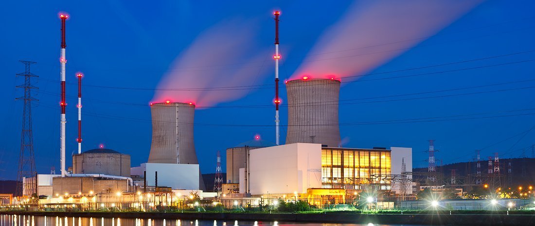 Planta de energía con luces rojas L-864 en la noche