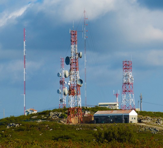 Las torres de comunicaciones FTW GPRS están pintadas de rojo durante el día y se iluminan con luces rojas por la noche