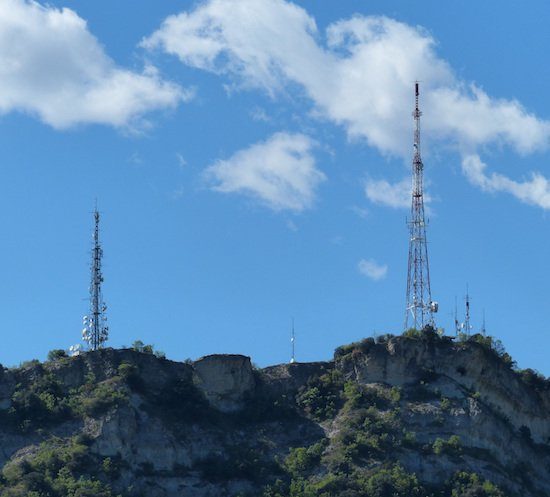 Las dos torres de comunicaciones están pintadas de rojo durante el día y se iluminan con luces rojas por la noche.