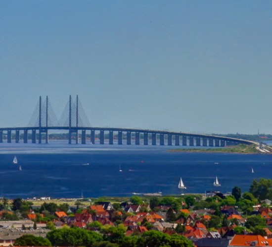 Iluminación del puente de Oresund Suecia Dinamarca