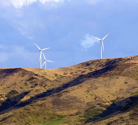 Le parc éolien de Cham Longe en Ardèche est éclairé par le système d'éclairage de la tour FTB 310