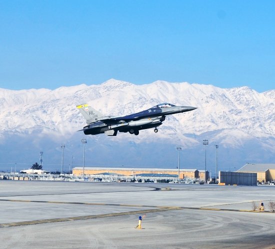 Éclairage de l'aéroport de la base aérienne de Bagram en Afghanistan