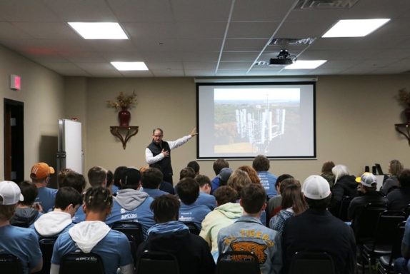 El vicepresidente de Flash, Pete, ofrece una introducción a la iluminación de obstrucción de la aviación para estudiantes de Fariview High School para el Día de la Fabricación 2018.