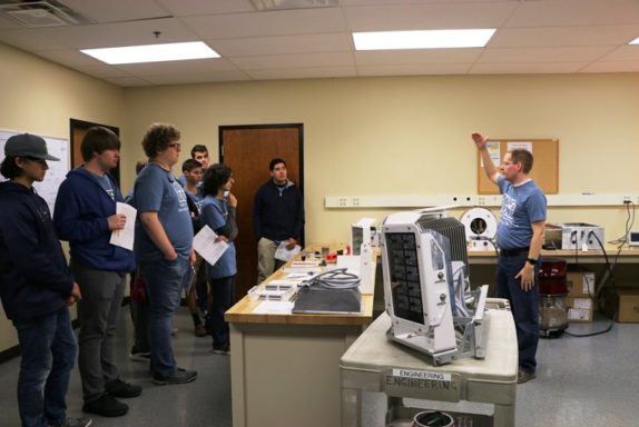 El director de ingeniería, Scott, explica los procesos y regulaciones para el desarrollo y fabricación de iluminación de torres.