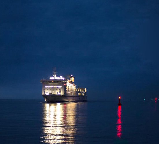 Un navire passe une lanterne marine