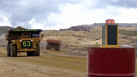 An OL800 solar obstruction light marks a mining road