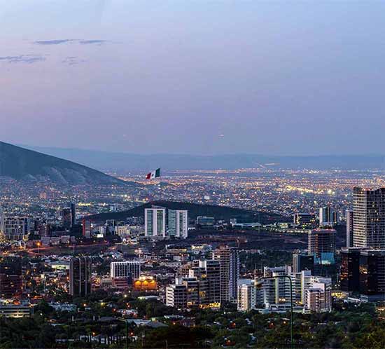 Vista del horizonte de Monterrey México, una de las muchas ciudades donde Flash busca hacer crecer el negocio de iluminación de obstrucción