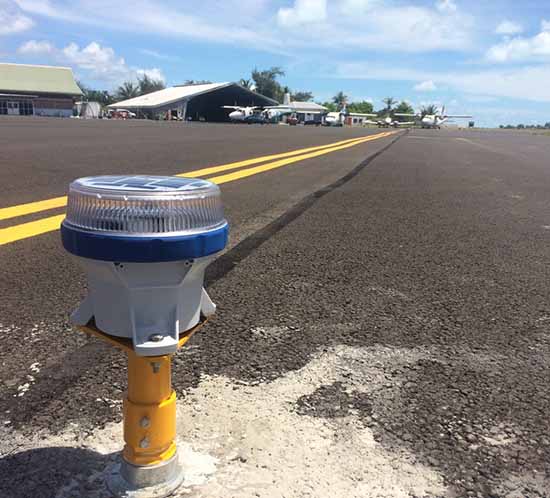 El aeropuerto internacional de Bonriki en la República de Kiribati emplea A650 luces de borde de calle de rodaje