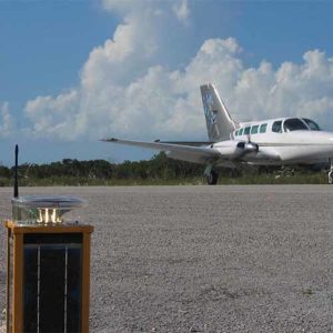 A704 feu de piste solaire à l'aéroport de Spring Point aux Bahamas