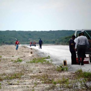 Instalación A704 luces de pista en el aeropuerto de Colonel Hill en las Bahamas