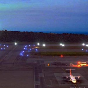 Luces de pista y luces de umbral en el aeropuerto de Ibadan en Oyo, Nigeria