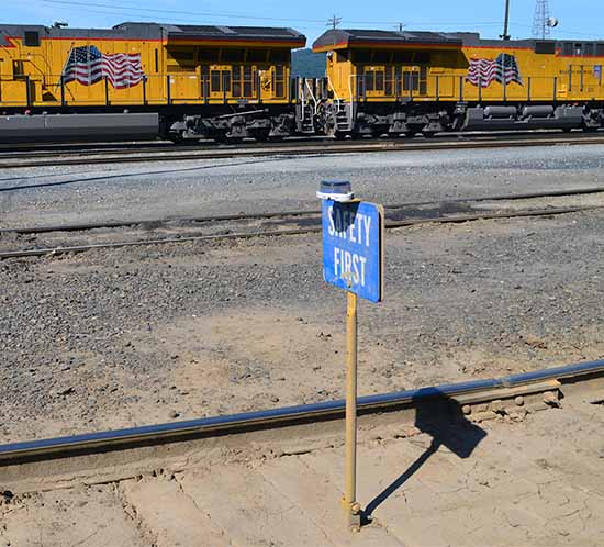 Una luz de seguridad azul OL2A marca una bandera de seguridad azul de railyard Union Pacific