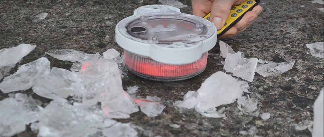 Le marqueur de danger solaire OL2A clignote toujours après avoir été libéré d'un bloc de glace