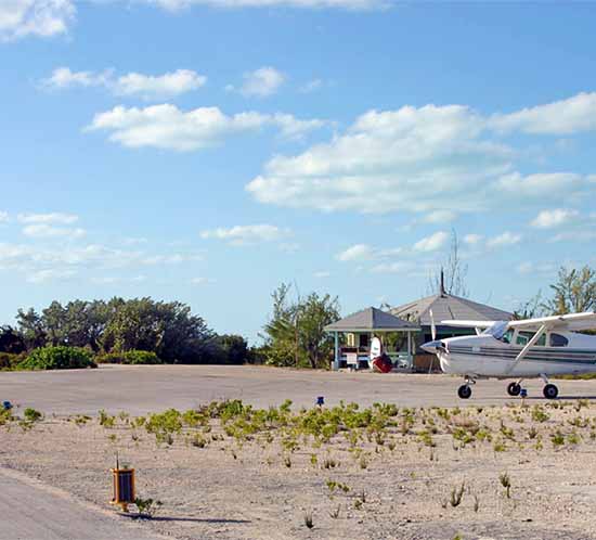 An A704 luz de pista solar instalada en un aeropuerto de Bahamas