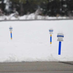 A650 les lampes solaires aérifeld montées sur des poteaux rétroflecteurs garantissent que les lumières restent visibles dans les zones sujettes à la neige