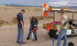 Los Eagle Scouts instalan la iluminación del aeródromo como parte de un desafío de liderazgo