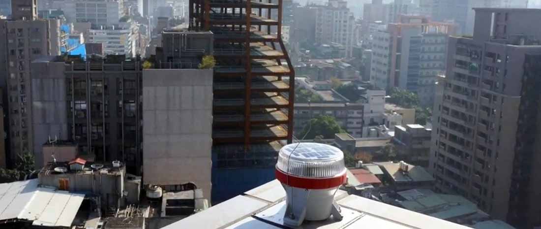 Luz de obstrucción solar OL4 instalada en la parte superior de un edificio