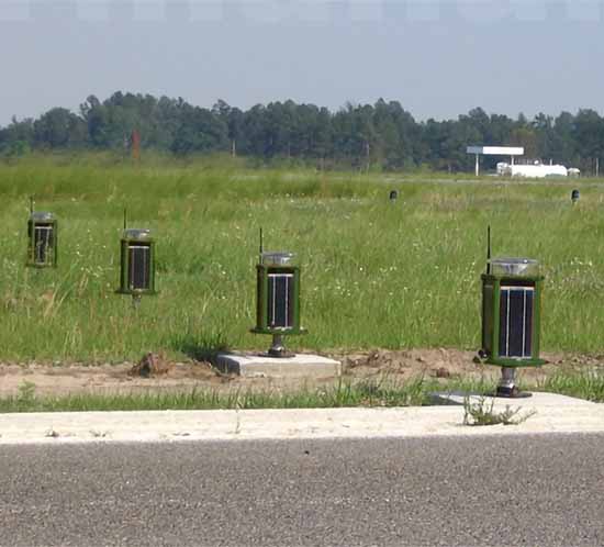 feux de piste infrarouges solaires installés dans une base aérienne américaine