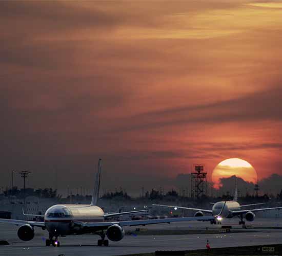 avions et feux de piste à l'aéroport international de Miami