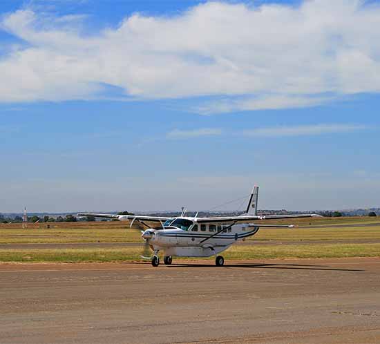 Muchos aeropuertos de aviación general emplean luces solares en el aeródromo para operaciones nocturnas.