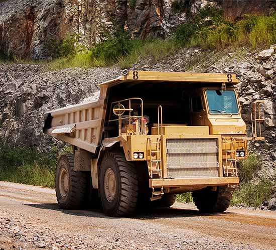 camion minier conduite sur une route de transport