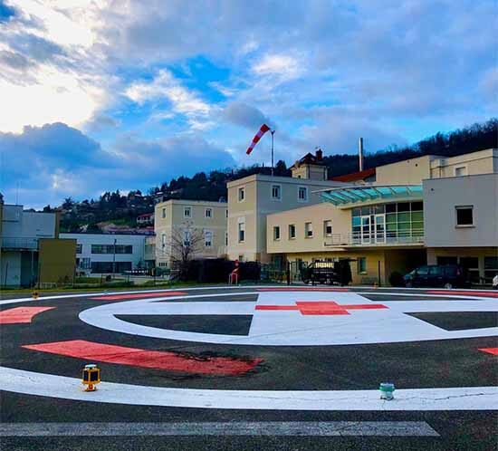 A704-VL y luces de helipuerto A560 instaladas en el Hopital Elisée Charra, Francia