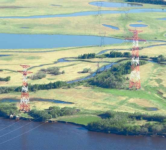 Las torres de transmisión eléctrica pintadas requieren pintura roja de aviación para el día y luces rojas intermitentes para la noche.