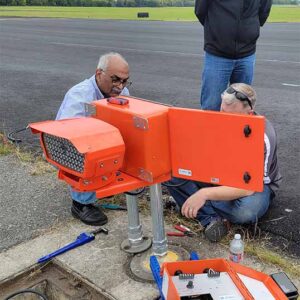 Un equipo instala luces de umbral de pista (REIL/RTIL) FTS 812(L) en Smyrna, Tennessee.