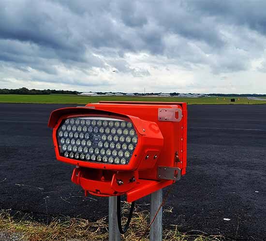 مصباح معرف نهاية المدرج FTS 812 (L) هو نظام إضاءة REIL قائم على LED لمطارات FAA