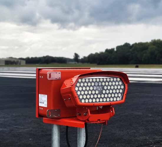 Luz de umbral de pista (REIL/RTIL) FTS 812(L) instalada en Smyrna, Tennessee.