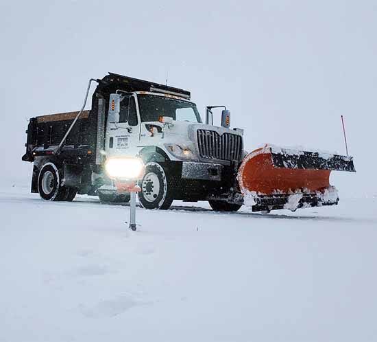 El sistema de iluminación FTS 812(L) REIL/RTIL en una pista nevada en el aeropuerto de Smyrna