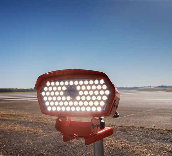 Luz de umbral de pista FTS 812 (L) en el aeropuerto regional de Smyrna