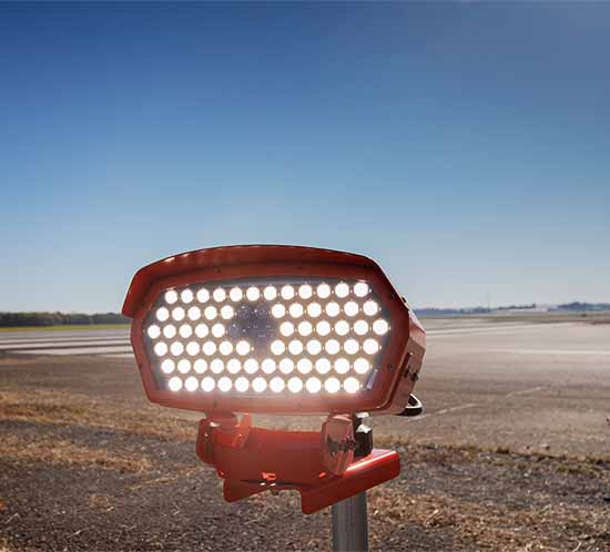 Luz de umbral de pista FTS 812 (L) en el aeropuerto regional de Smyrna