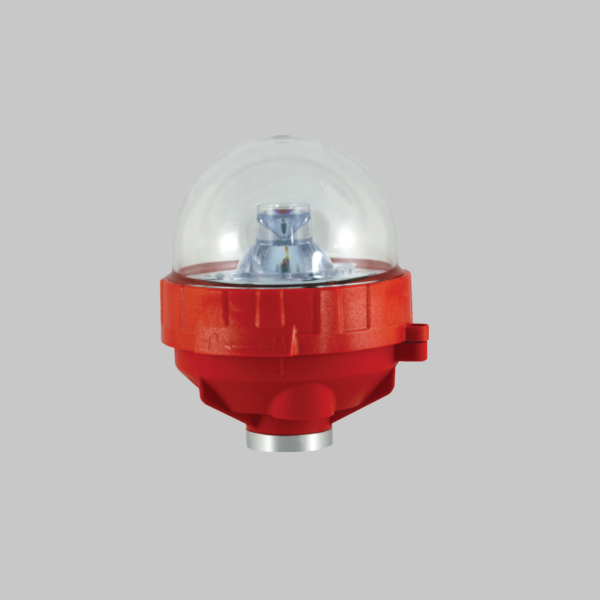 Un seul feu d'obstacle de faible intensité avec une lentille transparente et une base rouge. Ce luminaire utilise une seule LED rouge pour produire l'intensité requise par la FAA pour un feu d'obstacle L-810.